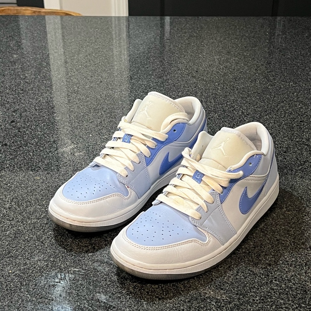 Air Jordan 1 Low SE 'Mighty Swooshers'

Size 9 

No box